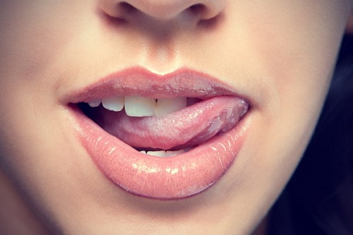 hindari kebiasaan menjilat bibir