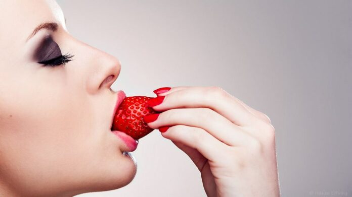 cara memerahkan bibir cara memerahkan bibir