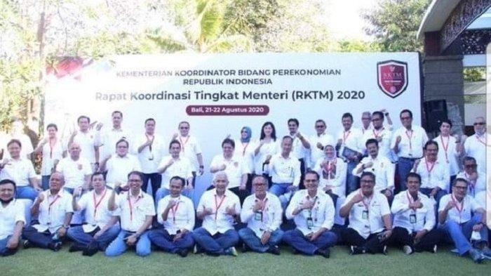 Menteri Jokowi Tidak Memakai Masker dan Foto Bersama