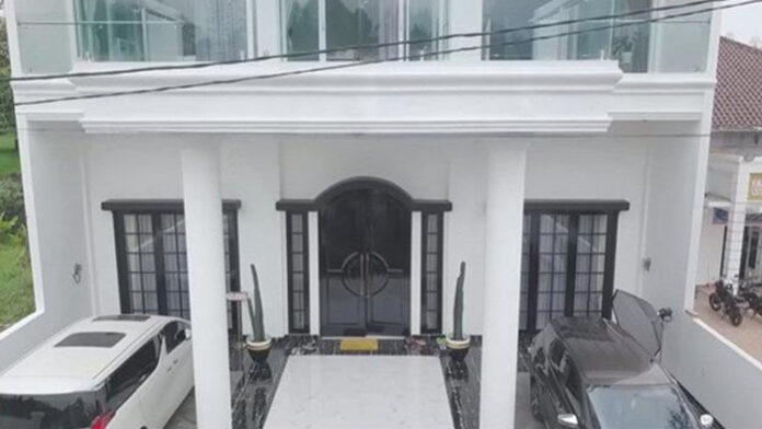 Rumah Mewah Kartika Putri Rp 40 Miliar Rumah Mewah Kartika Putri Rp 40 Miliar