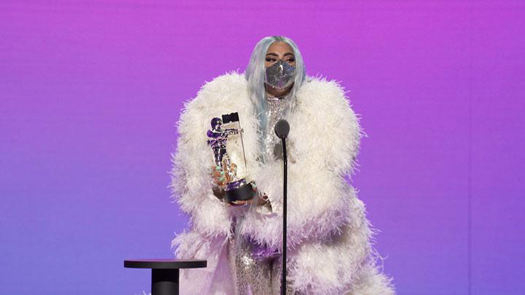 Masker Lady Gaga Buatan Desainer Indonesia Mety Choa Maison Met