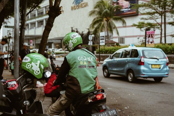 Ojek Online Ojol Angkut Penumpang - Unsplash.com - Afif Kusuma 2 Ojek Online Ojol Angkut Penumpang