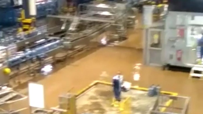 pabrik Aqua banjir bandang