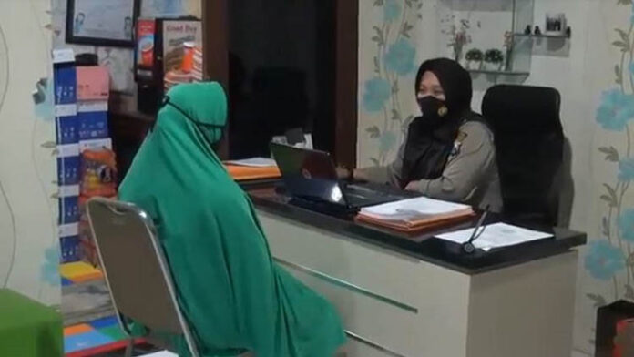 Proses pemeriksaan Ibu yang Pukuli Anak di Malang Proses pemeriksaan Ibu yang Pukuli Anak di Malang