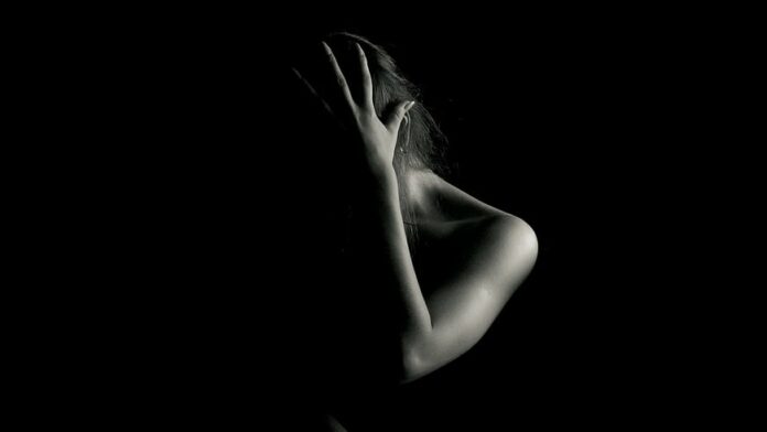 Sexual Harrashment (www.unsplash.com - Alexander Krivitskiy) pelecehan di bandara soekarno hatta wanita rapid test